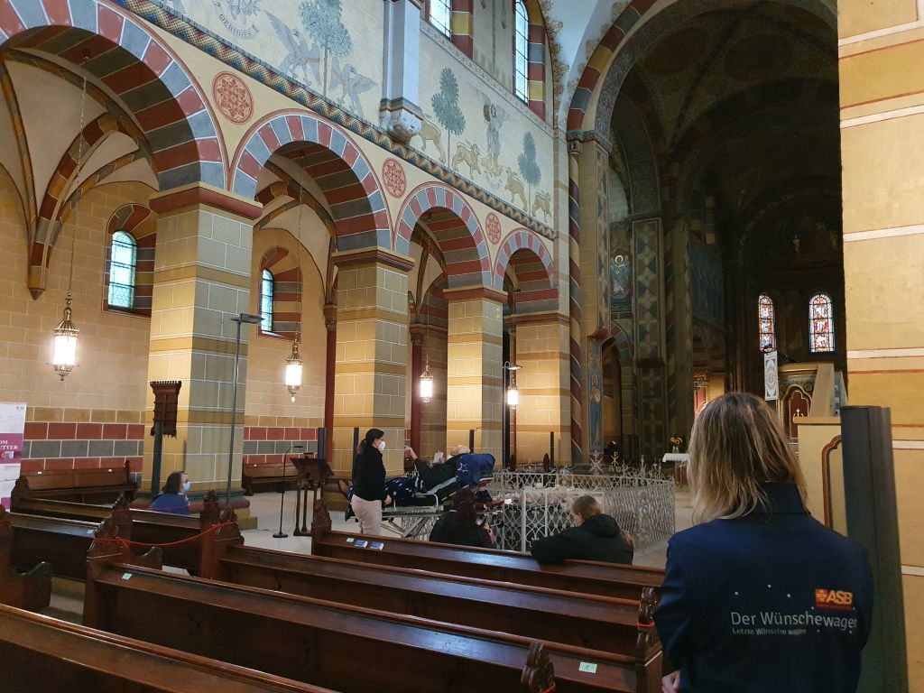 Wünschewagen-Fahrgast Eddi im Kaiserdom.jpg